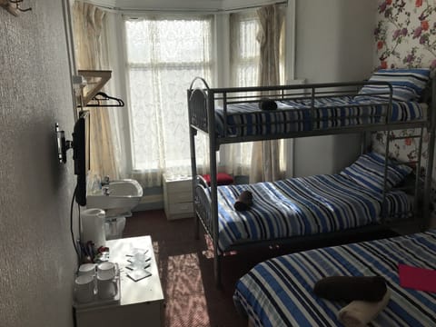 Quadruple Room | Iron/ironing board, free WiFi, bed sheets