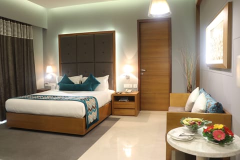 Junior Suite | 1 bedroom, minibar, in-room safe, desk