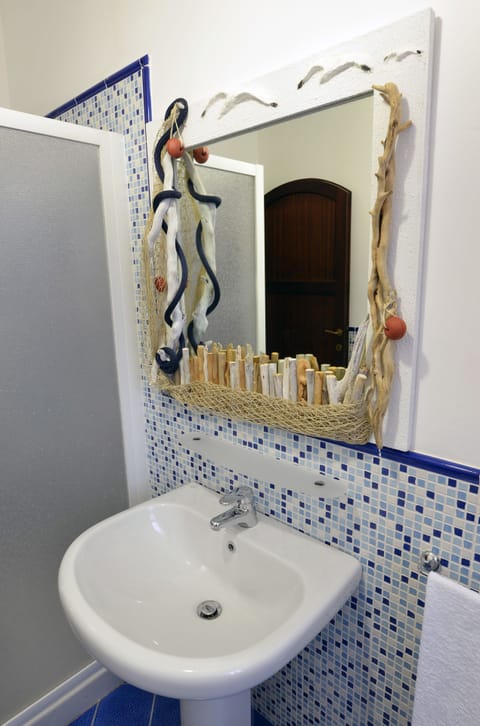 Double or Twin Room | Bathroom | Shower, free toiletries, bidet, towels