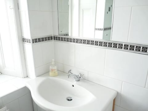 Twin Room, Shared Bathroom | Bathroom sink