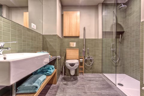 Junior Suite | Bathroom | Shower, rainfall showerhead, free toiletries, hair dryer