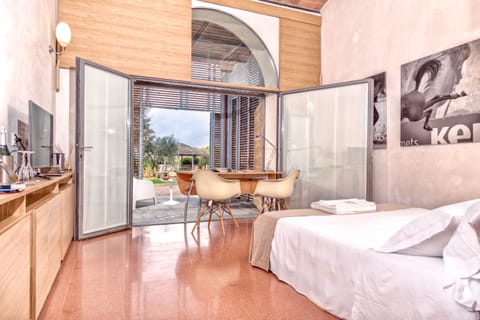 Junior Suite | Premium bedding, down comforters, in-room safe, blackout drapes