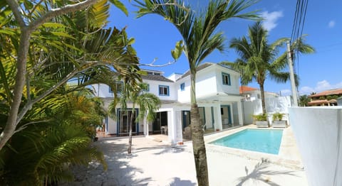 Outdoor pool, sun loungers