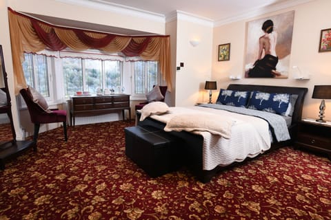 Luxury Double Room, 1 King Bed | Soundproofing, iron/ironing board, free WiFi, bed sheets