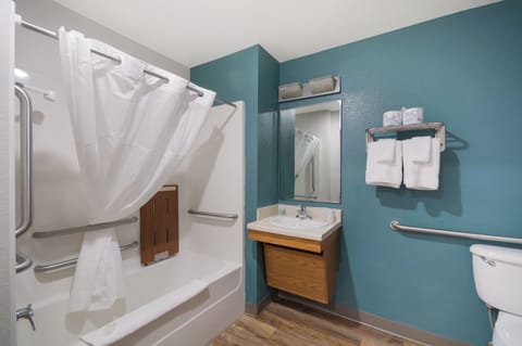 Combined shower/tub, towels