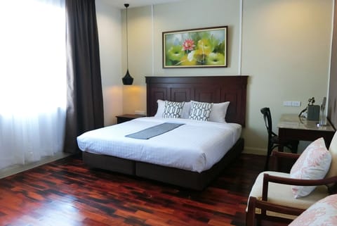 Deluxe King Room | In-room safe, desk, blackout drapes, iron/ironing board
