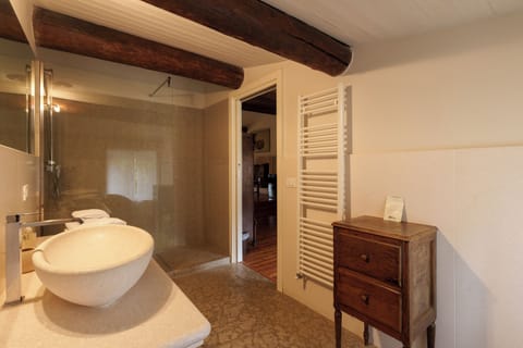 Superior Suite | Bathroom | Shower, rainfall showerhead, hair dryer, towels