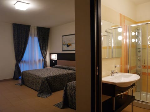 Comfort Quadruple Room | Bathroom | Shower, rainfall showerhead, free toiletries, hair dryer