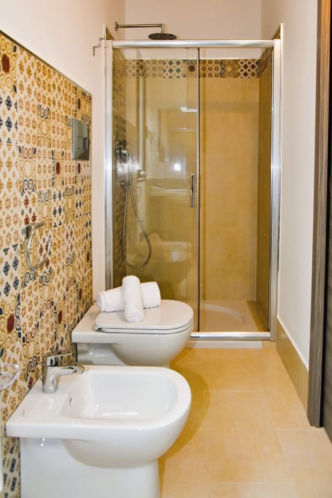 Executive Double Room | Bathroom | Shower, rainfall showerhead, free toiletries, hair dryer