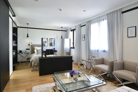 Hypo-allergenic bedding, free minibar, in-room safe, desk