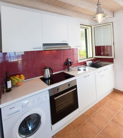 Comfort Villa, 3 Bedrooms (Vista Splendida) | Private kitchen | Full-size fridge, microwave, oven, stovetop