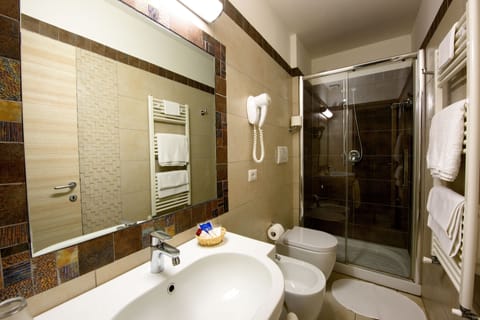 Classic Double or Twin Room | Bathroom | Shower, free toiletries, hair dryer, bidet
