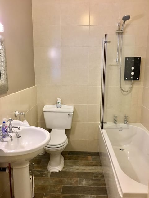 Luxury Triple Room, Private Bathroom, River View | Bathroom | Free toiletries, hair dryer, towels