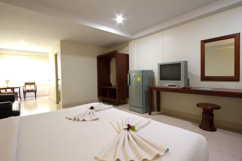 Deluxe Room (Pool Access) | In-room safe, desk, soundproofing, free WiFi