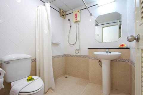 Deluxe Room (Pool Access) | Bathroom | Shower, free toiletries, hair dryer, bidet
