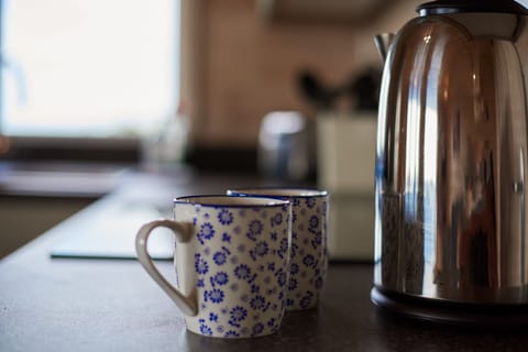 The kettle and cups in Ben Wyvis Lodge