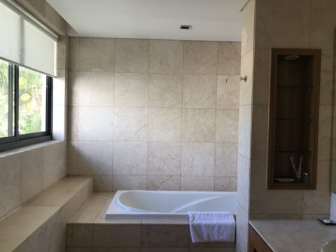 Family Villa, 4 Bedrooms, Garden View | Deep soaking bathtub