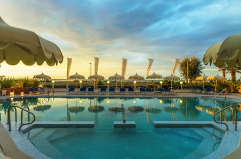 Outdoor pool, pool umbrellas, sun loungers