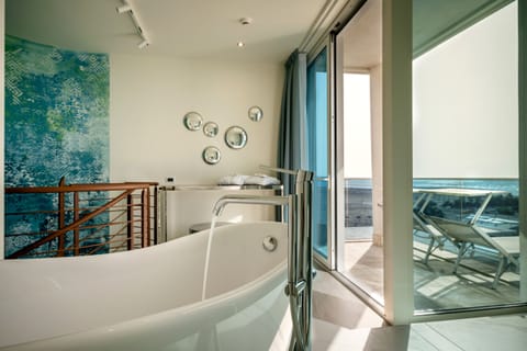 Superior Suite | Bathroom | Shower, hydromassage showerhead, free toiletries, hair dryer