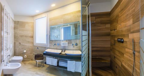 Elite Suite, Sea View | Bathroom | Shower, hydromassage showerhead, free toiletries, hair dryer