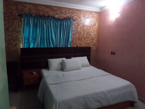 Executive Room | Desk, laptop workspace, free WiFi, bed sheets