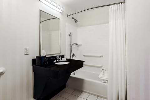 Combined shower/tub, free toiletries, hair dryer, towels