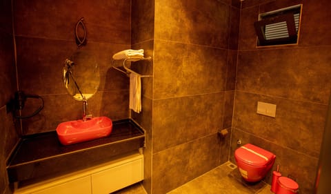 Luxury Room | Bathroom | Shower, free toiletries, hair dryer, towels