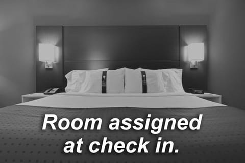 Standard Room | In-room safe, desk, blackout drapes, iron/ironing board