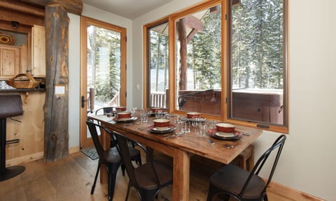 MMH 44 Cowboy Heaven, Dining, 2