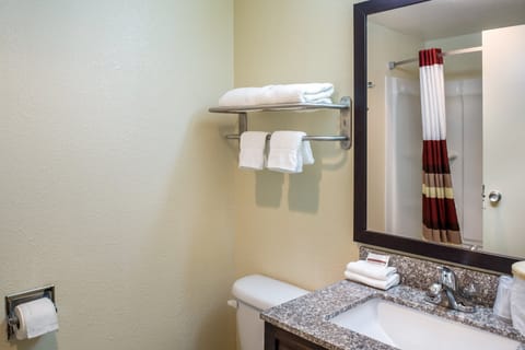 Combined shower/tub, free toiletries, hair dryer, towels