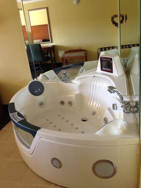 Suite, 1 King Bed, Non Smoking (Jacuzzi) | Jetted tub