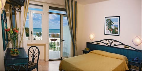 Panoramic Suite, Sea View | Premium bedding, minibar, in-room safe, desk