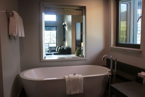 Studio Lodge | Bathroom | Separate tub and shower, deep soaking tub, rainfall showerhead