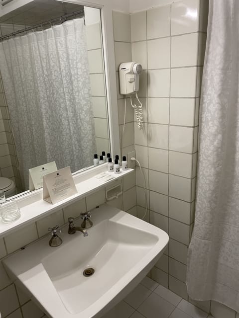 Combined shower/tub, free toiletries, hair dryer, bidet