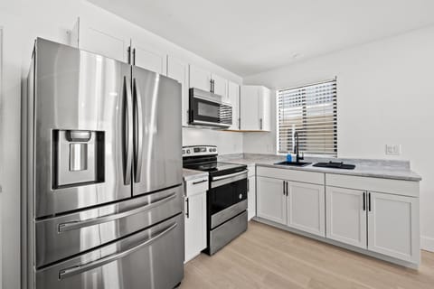 Suite, 1 King Bed | Private kitchen | Mini-fridge, microwave, cookware/dishes/utensils