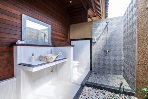 Standard Double Room | Bathroom | Shower, free toiletries, bathrobes, towels