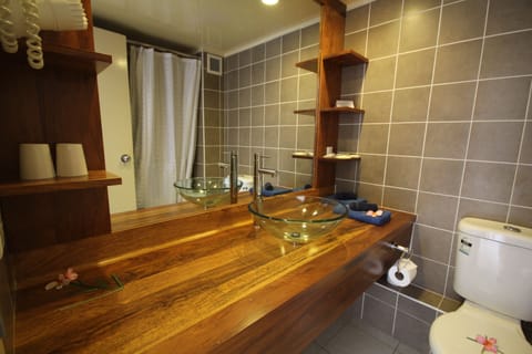 Orchid Room | Bathroom | Combined shower/tub, free toiletries, hair dryer, towels