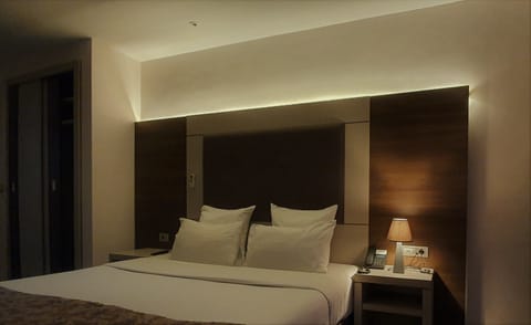 Deluxe Single Room, 1 Queen Bed | Premium bedding, Select Comfort beds, minibar, in-room safe
