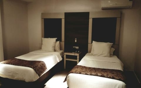 Deluxe Twin Room, 2 Twin Beds | Premium bedding, Select Comfort beds, minibar, in-room safe
