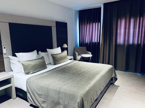 Executive Room, 1 King Bed, Non Smoking, City View | Premium bedding, Select Comfort beds, minibar, in-room safe