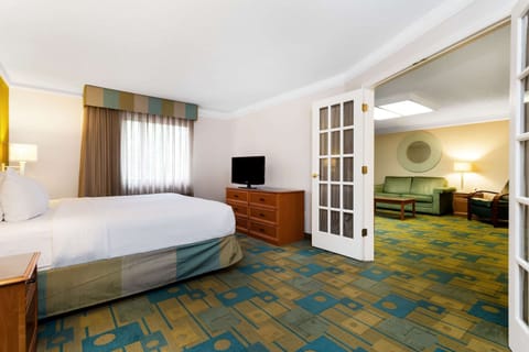 Deluxe Suite, 1 King Bed, Non Smoking | Premium bedding, desk, iron/ironing board, free cribs/infant beds