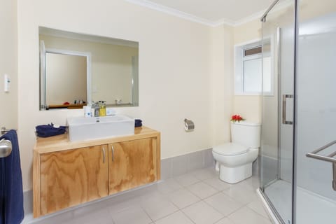 Tamure Room | Bathroom | Shower, free toiletries, towels, toilet paper