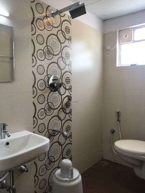 Executive Double Room, 1 Queen Bed | Bathroom | Shower, rainfall showerhead, free toiletries, hair dryer