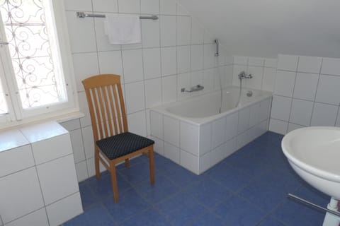 Twin Room (Shared Toilet) | Bathroom | Shower, free toiletries, towels