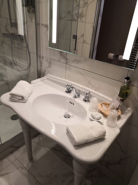 Double Grand Place Signature Room | Bathroom | Combined shower/tub, rainfall showerhead, free toiletries, hair dryer