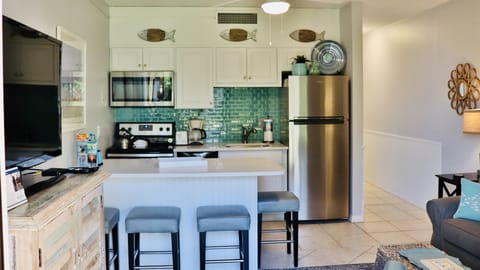 Standard Condo, 1 Bedroom | Private kitchen | Fridge, microwave, oven, stovetop