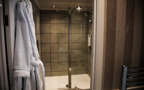 Superior Suite, 1 King Bed | Bathroom | Free toiletries, hair dryer, towels, toilet paper