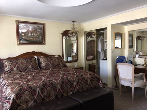 Junior Suite, 1 King Bed | Individually decorated, individually furnished, desk, blackout drapes