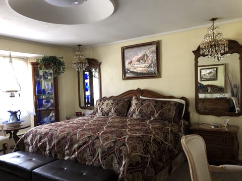 Junior Suite, 1 King Bed | Individually decorated, individually furnished, desk, blackout drapes