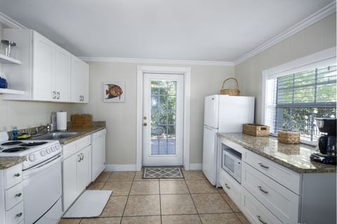 King Studio Cottage #1817 - No pets Allowed | Private kitchen | Fridge, microwave, oven, stovetop